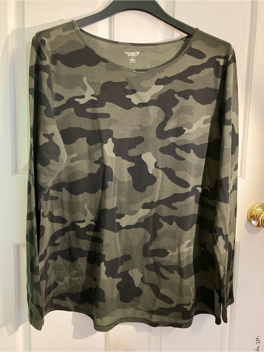 Old Navy Men's Long-Sleeve Camo Crew Neck Shirt - Olive & Black